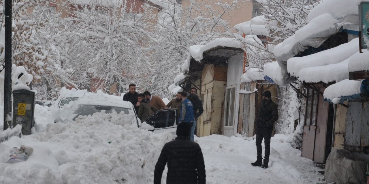 Hakkari’de 213 Yerleşim Yerinin Yolu Kapandı