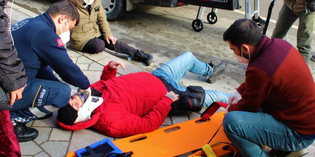 Yolun Karşısına Geçmek İsteyen Kadına Motosiklet Çarptı: 2 Yaralı