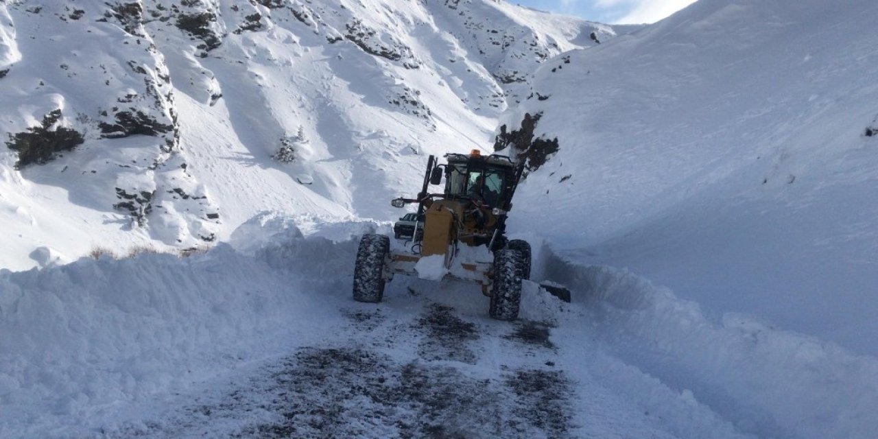 Doğu’da Kar Ve Tipiden Kapanan Yollar Açılıyor