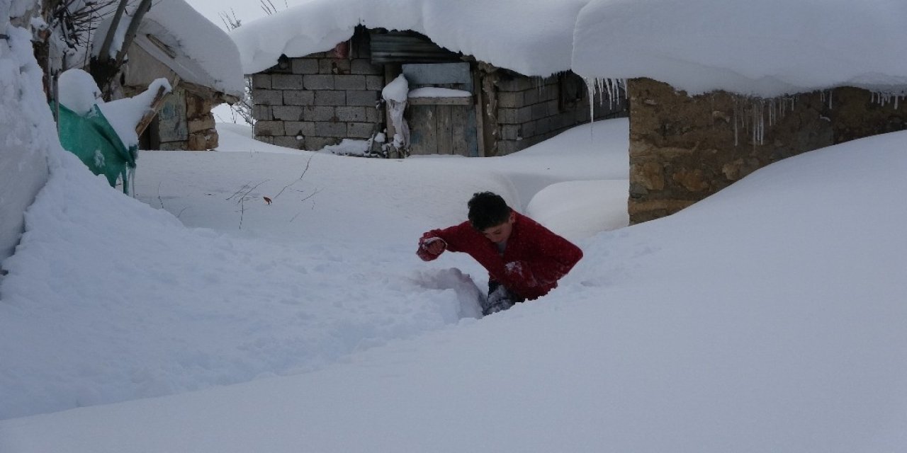 Muş’ta Tek Katlı Evler Ve Araçlar Kara Gömüldü