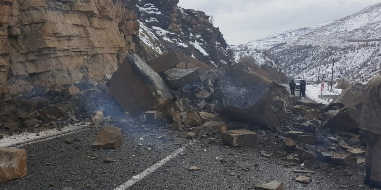 Hakkari-çukurca Kara Yoluna Kaya Düştü