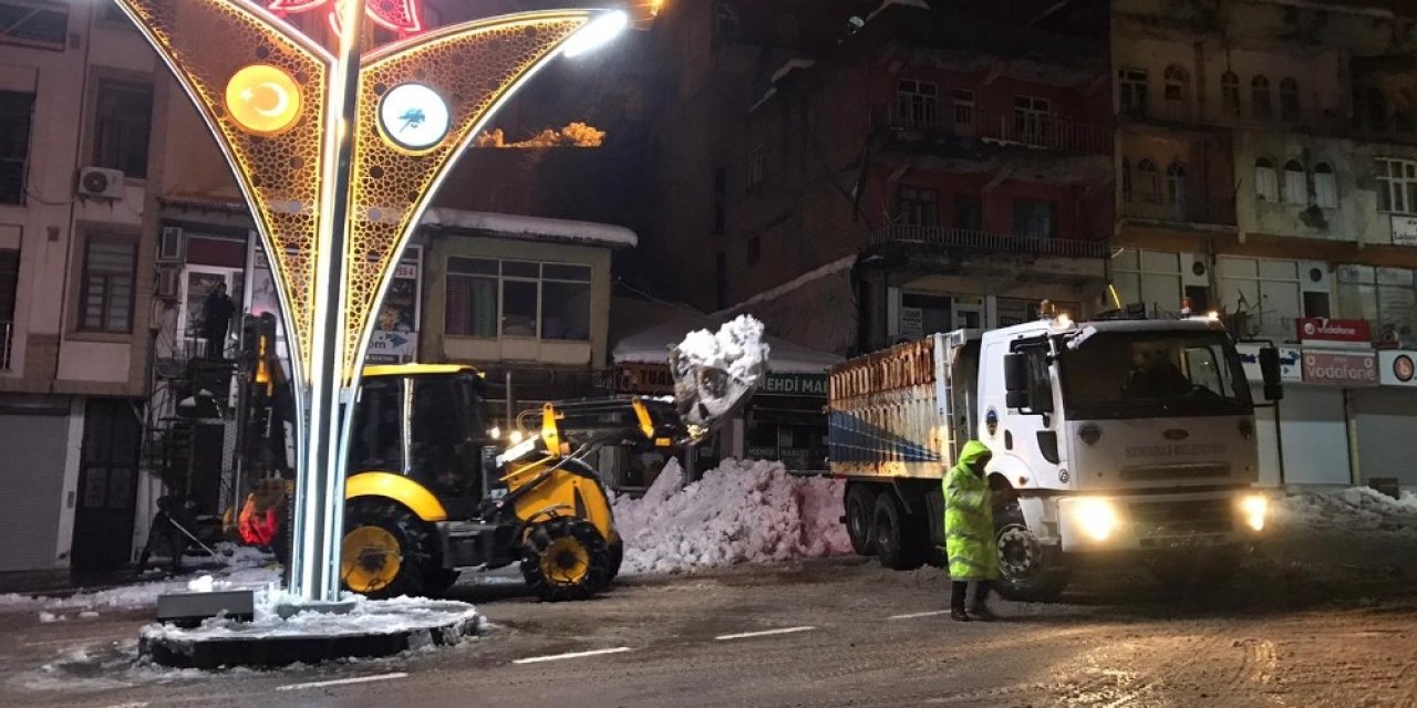 Şemdinli Belediyesinden Kar Mesaisi