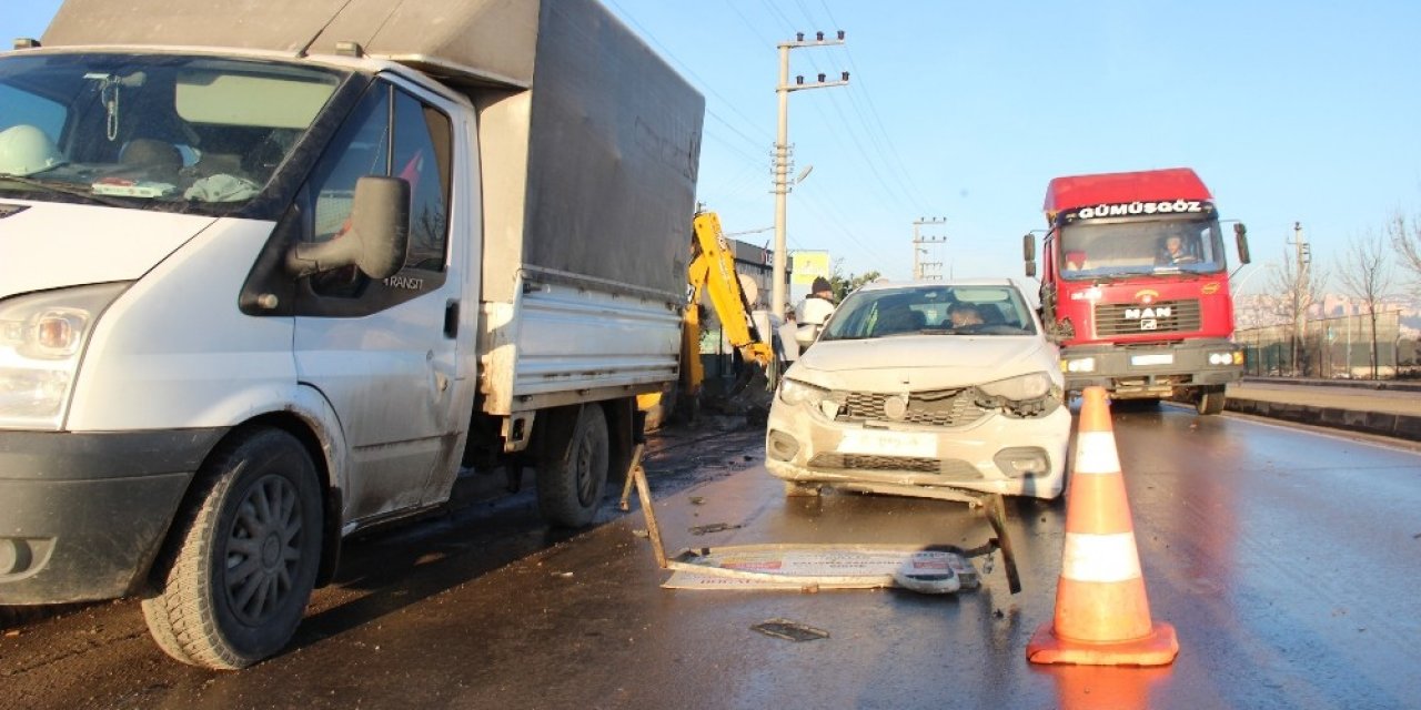 Yolda Doğalgaz Çalışması Yapan İşçilere Otomobil Çarptı: 3 Yaralı