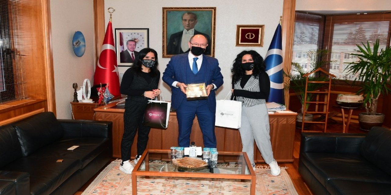 Rektör Erdal, Bi-fikir Kap Yarışmasında Dereceye Giren Öğrencileri Kutladı