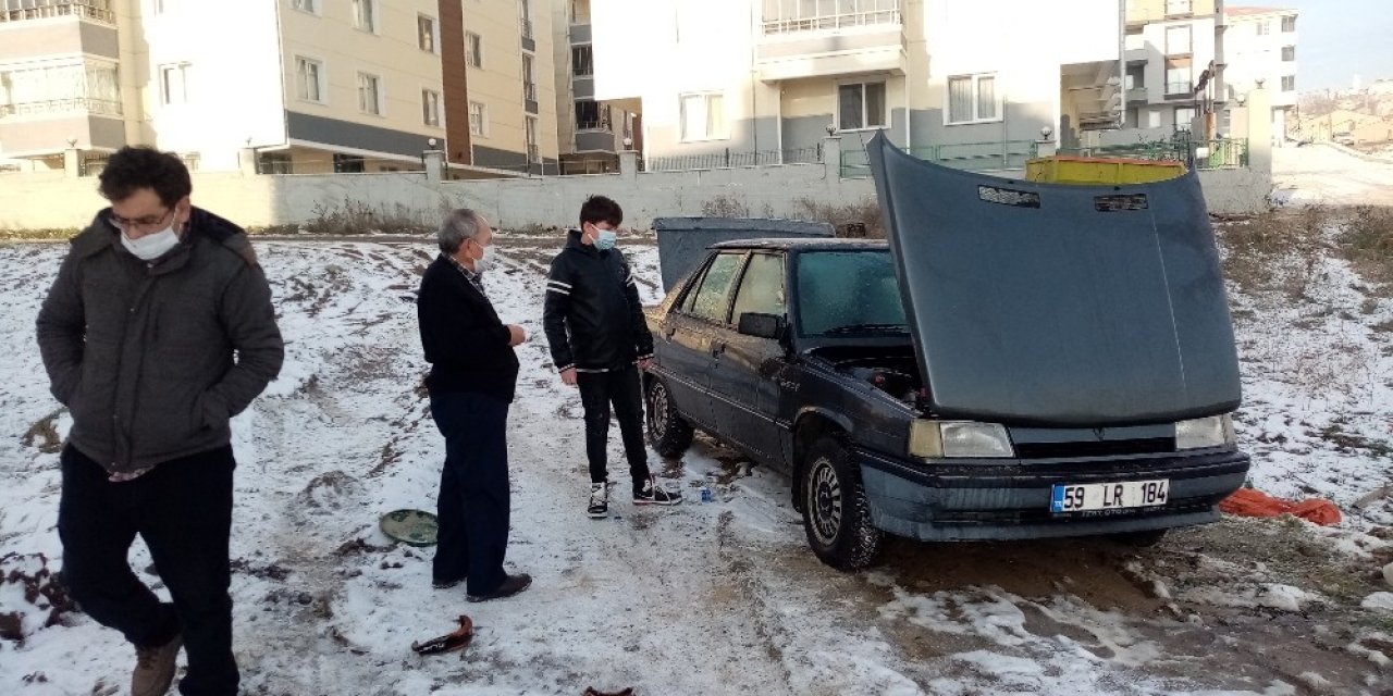 Yanan Otomobilini Kumla Söndürdü