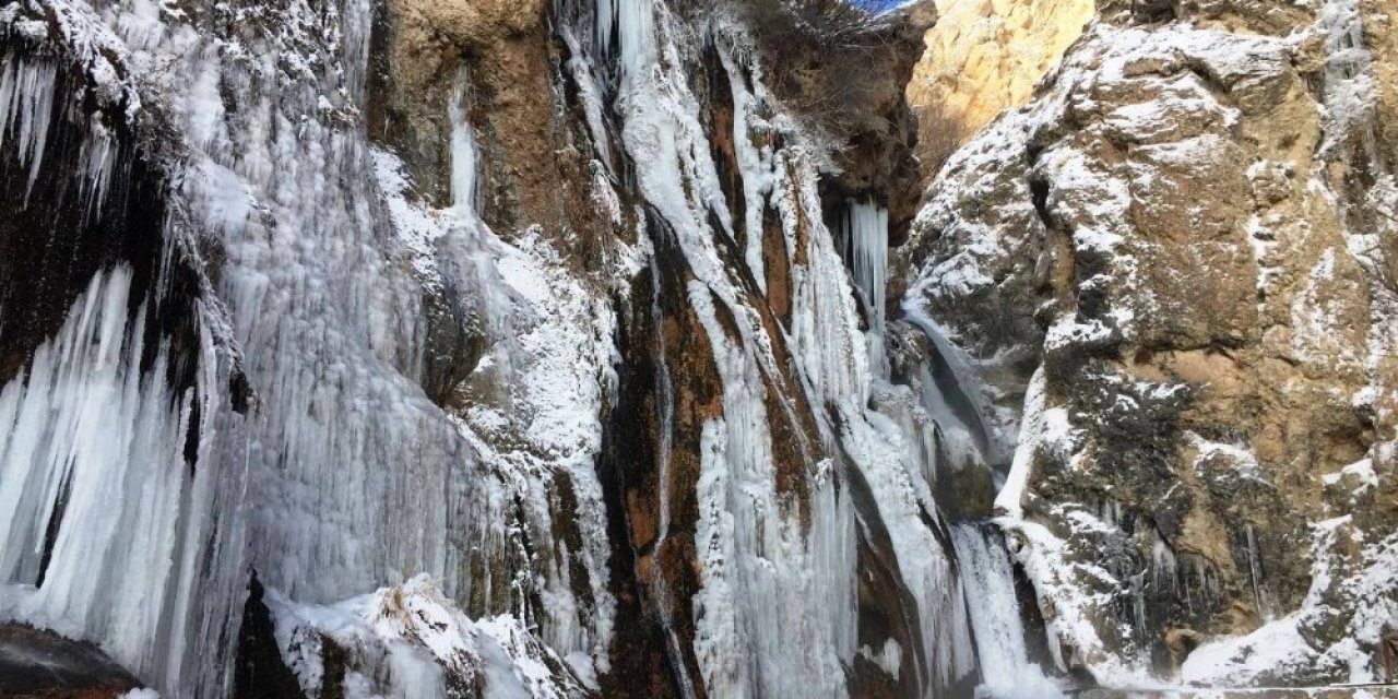 Günpınar Şelalesi Dondu