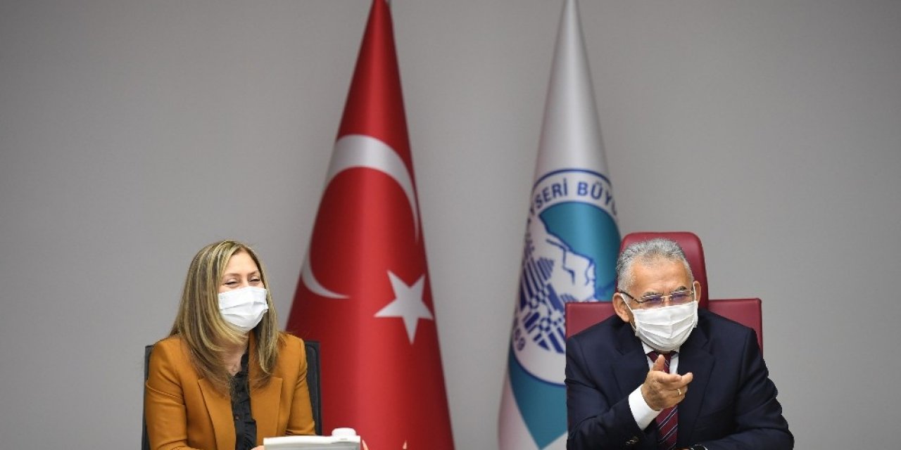 Büyükkılıç, Ak Parti Kayseri Kadın Kolları’nın Yeni Yönetimini Kabul Etti