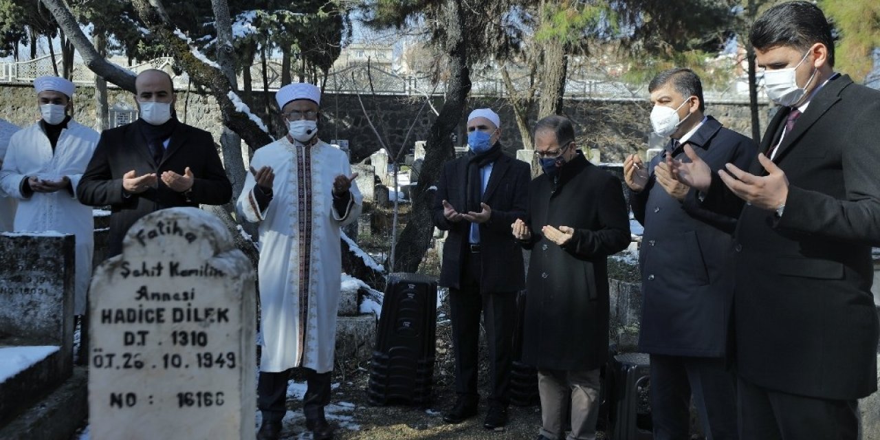 Şehit Kamil Annesinin Mezarı Başında Anıldı