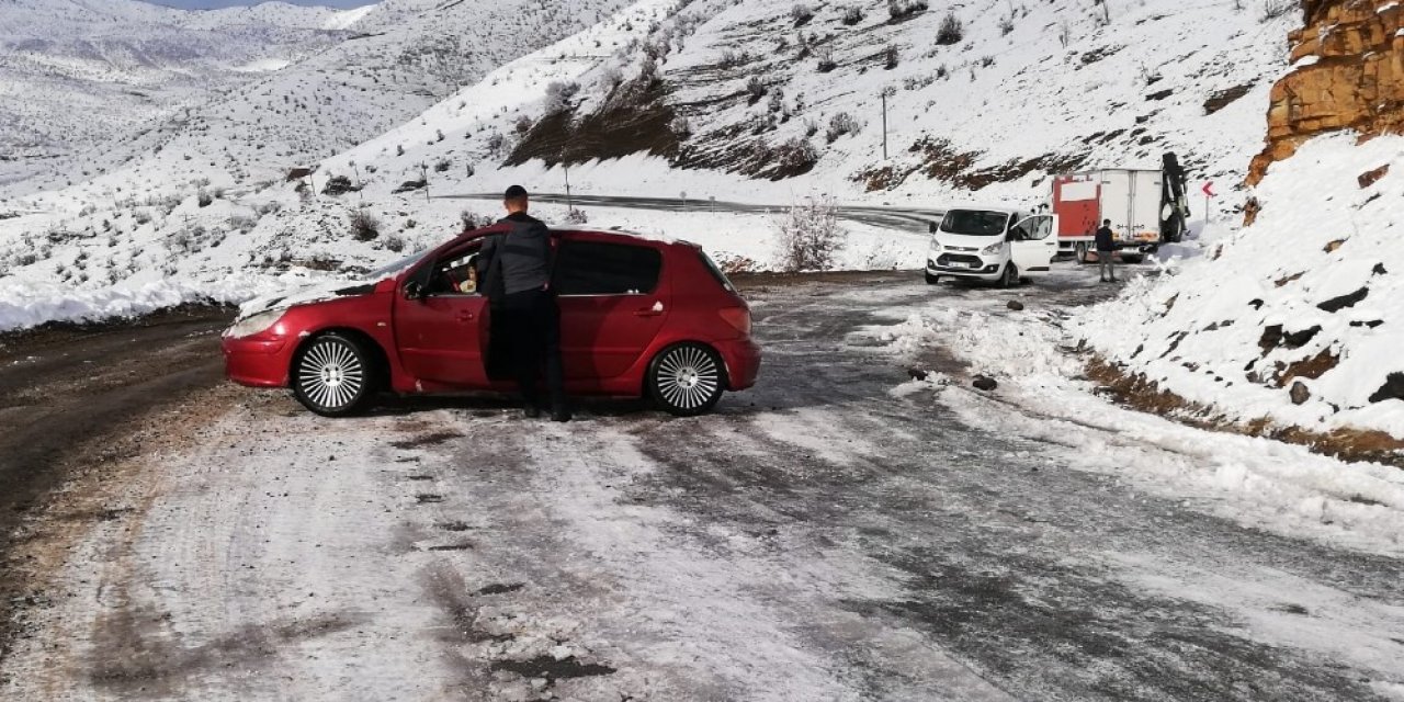 Uludere’de Yollar Buz Pistine Döndü, Kazalar Kaçınılmaz Oldu