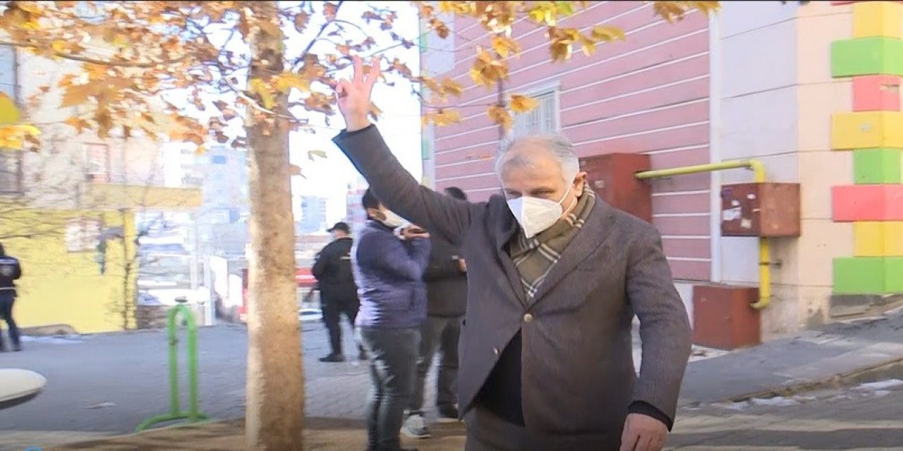Hdp Önünde ‘zafer İşareti’ Gerginliği