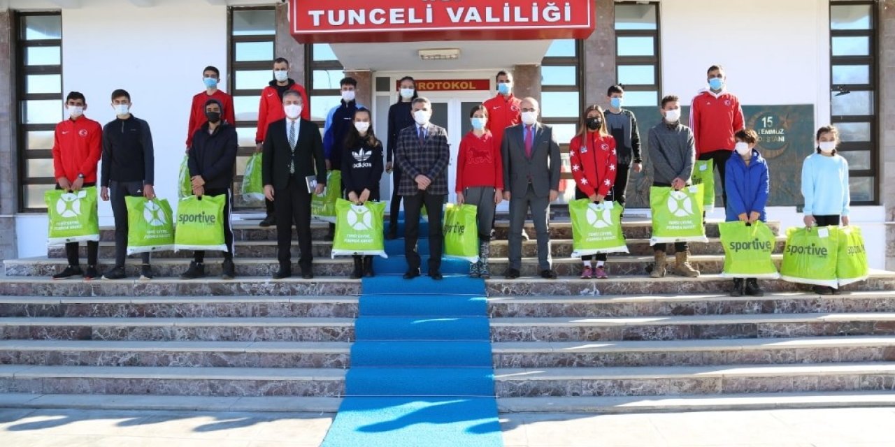 Tunceli Valisi Özkan, Sporculara Kayak Takımı Hediye Etti