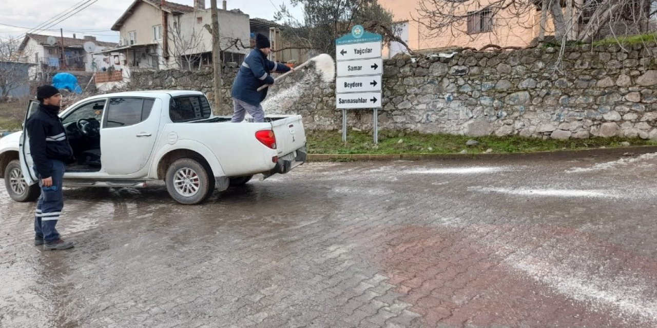 Yunusemre’de Buzlanan Yollarda Tuzlama Çalışması
