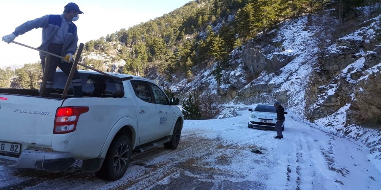 Buzlanan Taşatan Yolu’nda Tuzlama Yapıldı