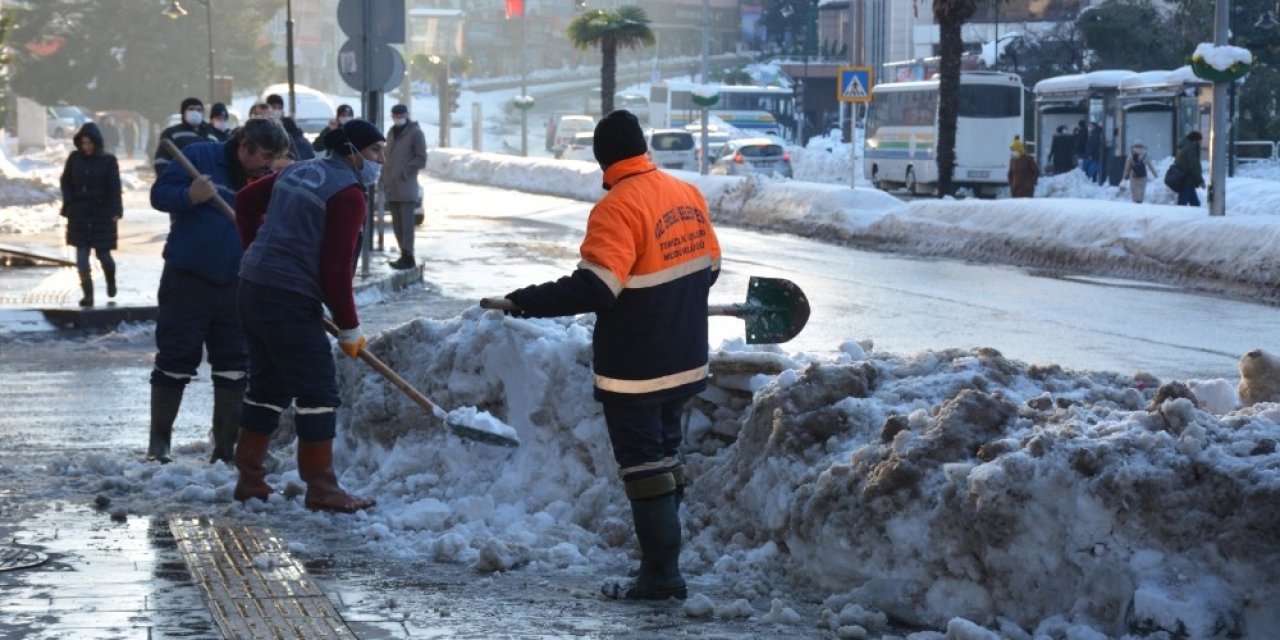 Kdz. Ereğli’de Kar Kütleleri Kaldırılıyor