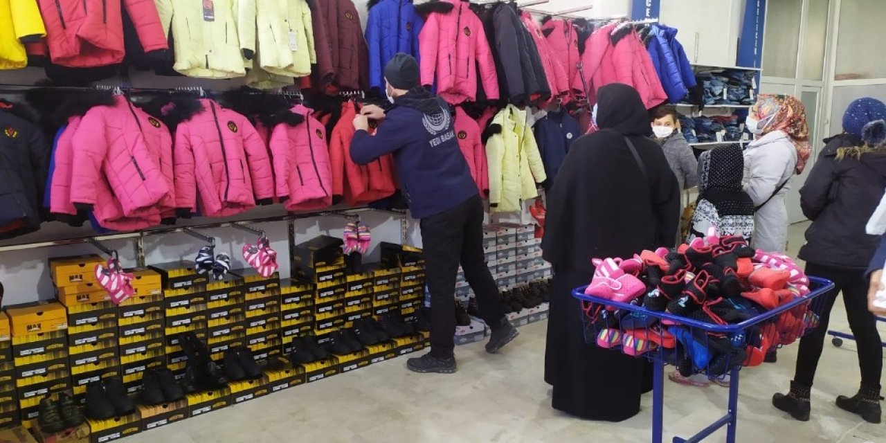 Gaziantep’te 400 Aileye Gıda Ve Kıyafet Desteği