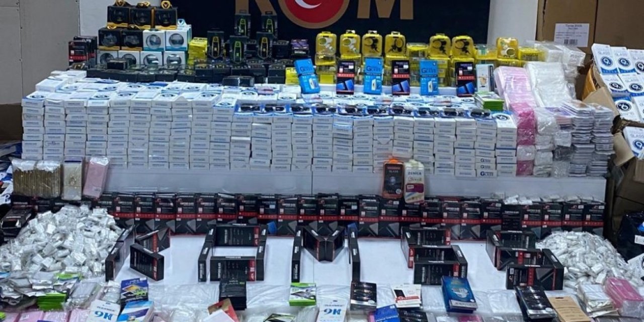 Samsun’da 23 Bin 501 Adet Faturasız Cep Telefonu Aksesuarları Ele Geçirildi
