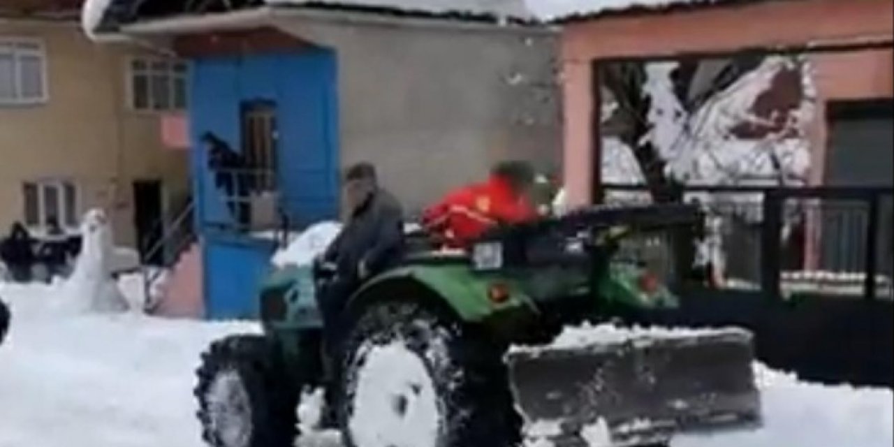 Köy Muhtarı Traktörle Yolları Açtı