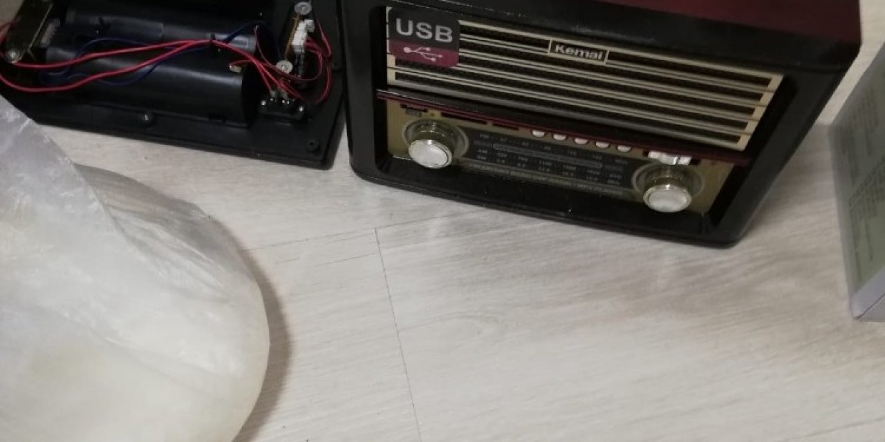 Kargoyla Gelen Radyonun İçerisinden 1 Kilo Uyuşturucu Çıktı