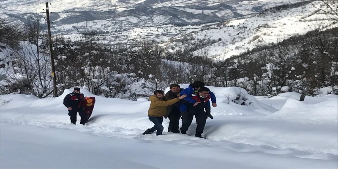 Sobadan Zehirlenen Vatandaşları Jandarma Sırtında Taşıdı