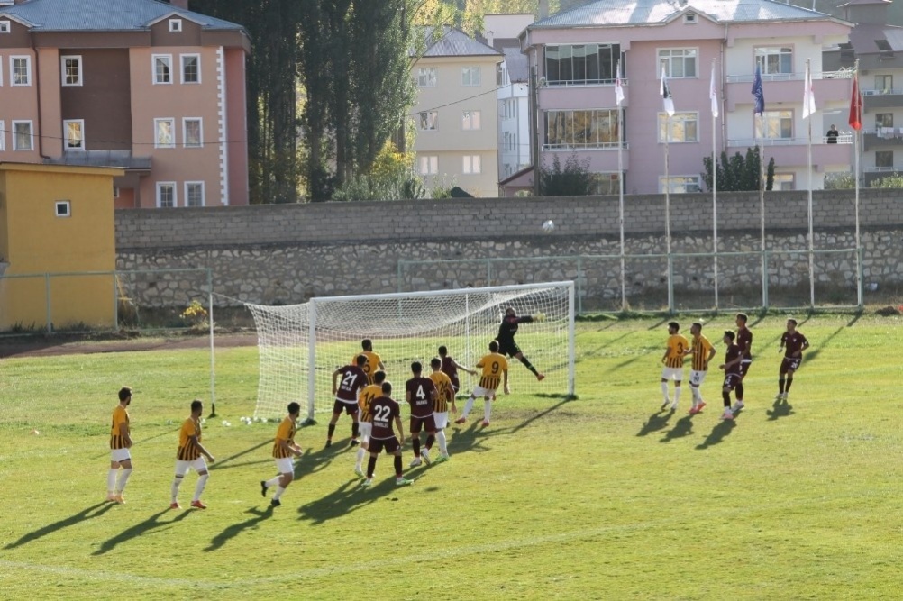 Bayburt Özel İdarespor, ertleme maçında karşılaştığı Elazığspor’u evine puansız gönderdi