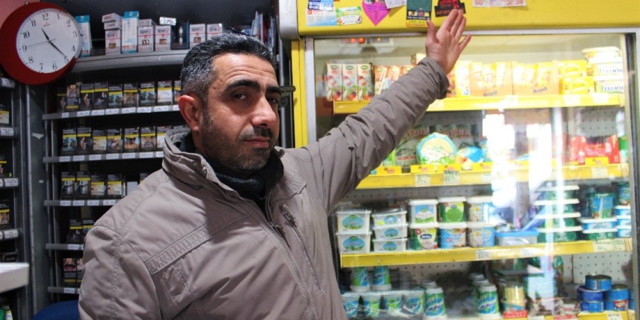 Kendisine Verilen Sahte Parayı Dükkanında Böyle Sergiliyor