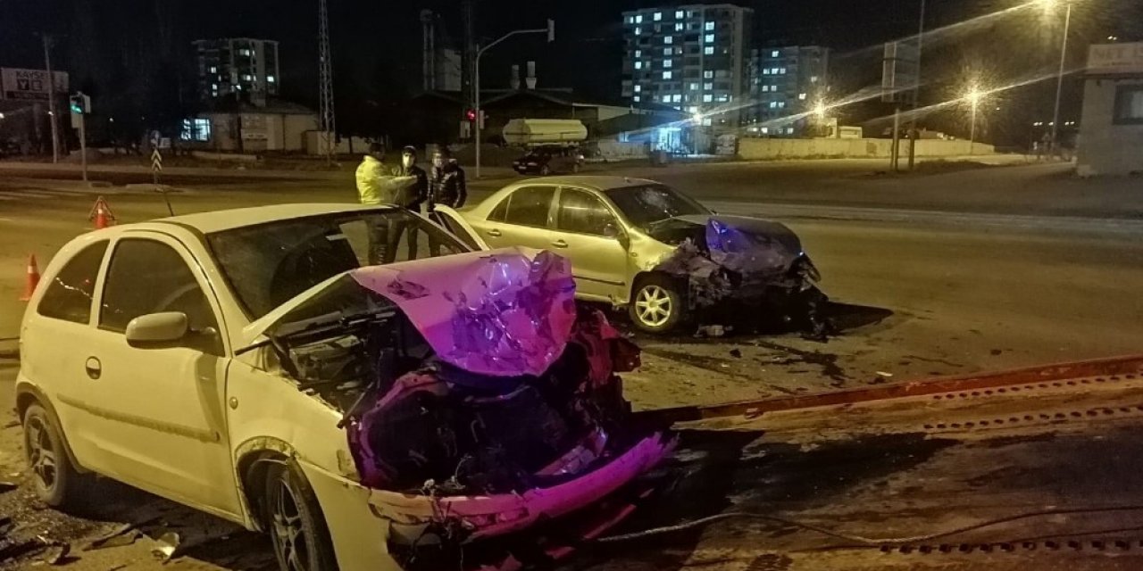 Otomobiller Kafa Kafaya Çarpıştı: 2 Yaralı