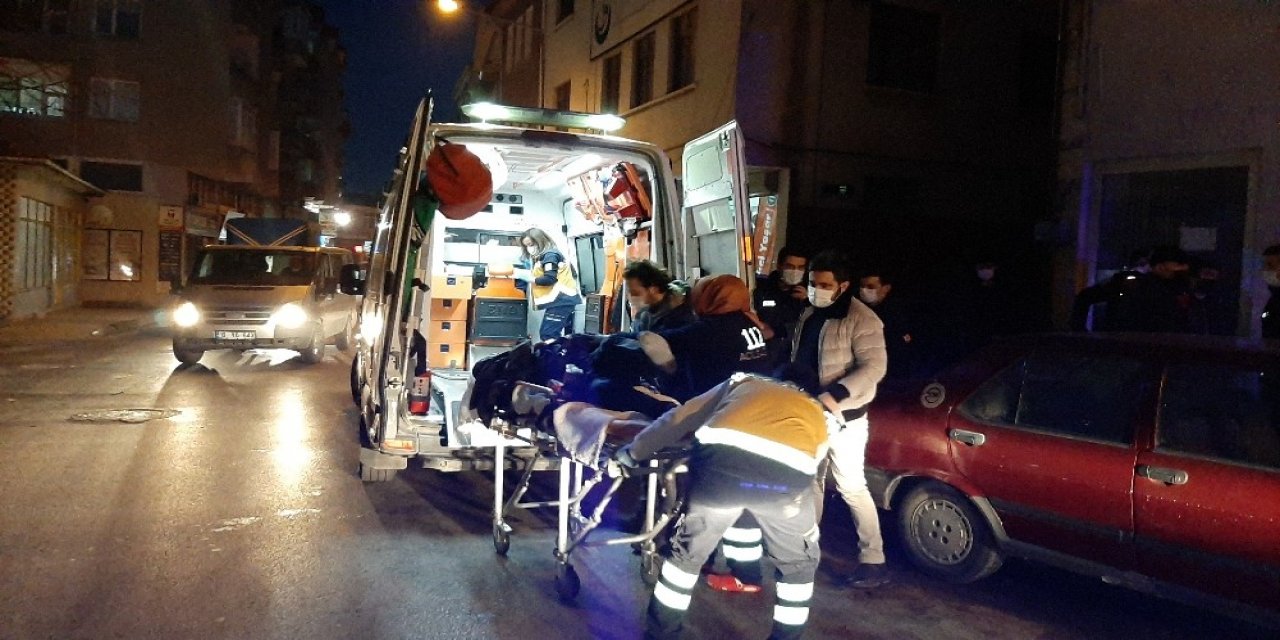 70 Yaşındaki Adam Göğsünden Bıçaklandı