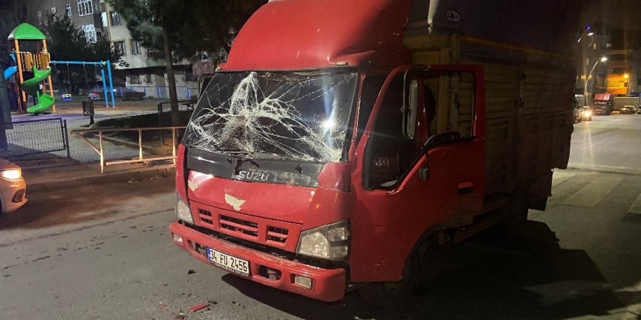 Sultangazi’de İki Kamyonet Çarpıştı: 1 Yaralı