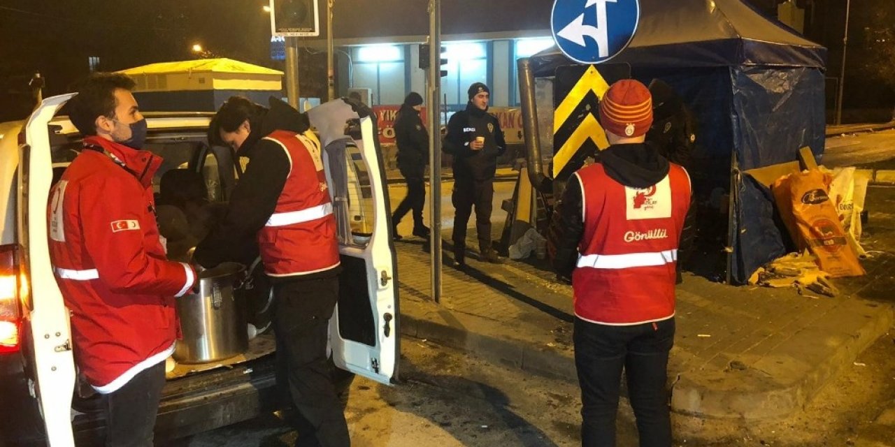 Türk Kızılay Ekipleri Ankara’da Soğuk Havada Nöbet Tutan Ekiplere Çorba İkramında Bulundu