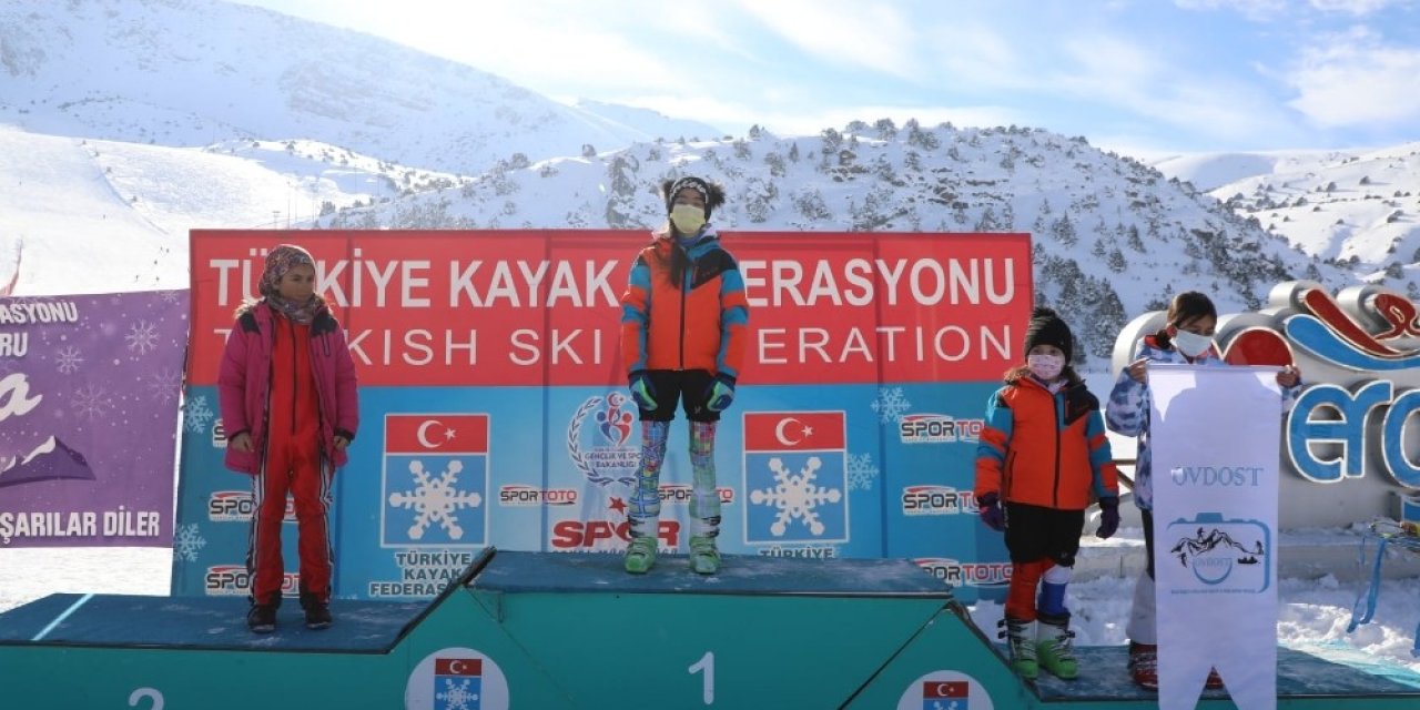 Kayak Yarışlarında Dereceye Giren Sporculara Ödülleri Verildi