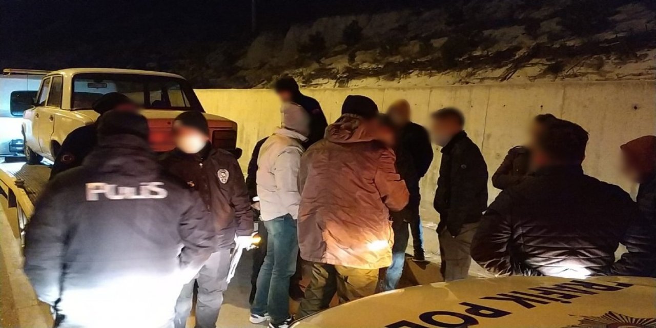 Sokağa Çıkma Yasağını İhlal Edip Yakalanacağını Anlayınca Uyuşturucu Aparatlarını Araçtan Aşağı Attılar