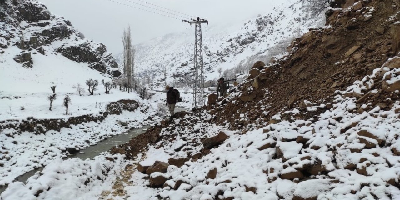Heyelan 27 Köye Ulaşımı Kapattı, Ekiplerin 6 Saatlik Çalışması İle Yol Yeniden Açıldı