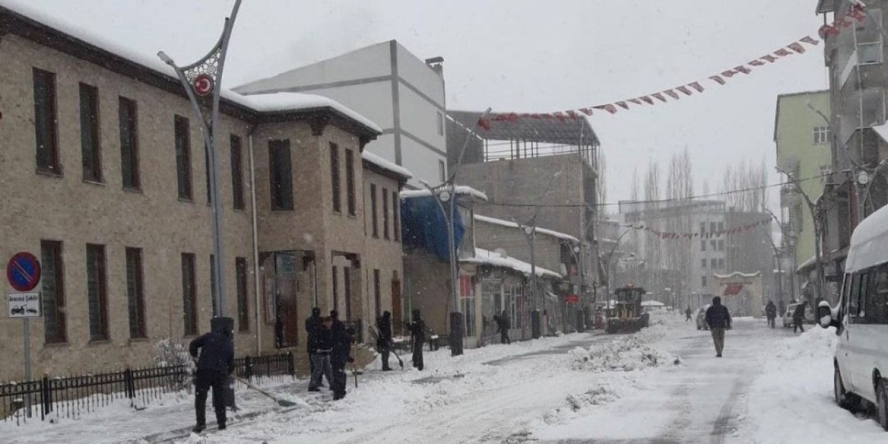 Büyükler Kar Temizledi, Çocuklar Kızak Kayarak Eğlendi