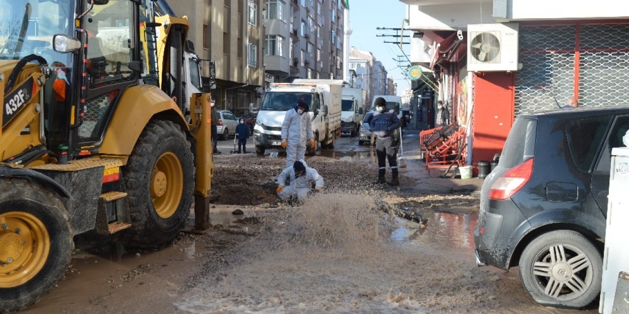 Şebeke Borusu Patladı, Sokaklar Gölete Döndü