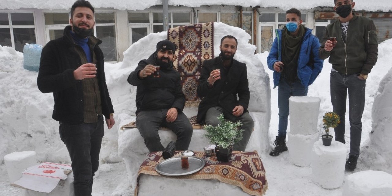 Kardan Masa, Sandalye Ve Koltuk Yapıp Müşteri Beklediler