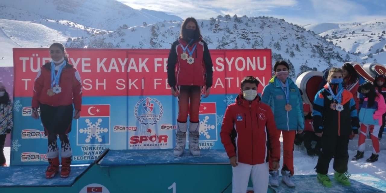 Hakkarili Kayakçılar Madalyalarla Döndü