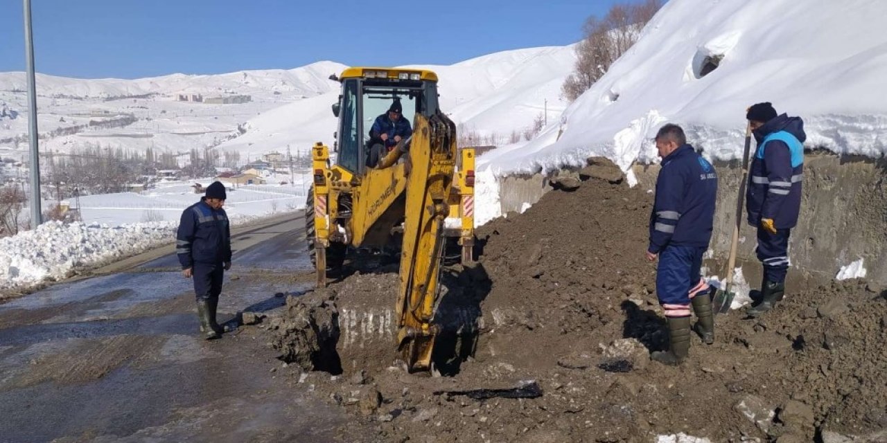 Hakkari’de Dondurucu Soğukta Su Mesaisi