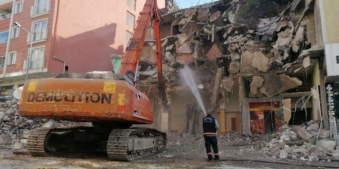 Tinercilerin Mesken Tuttuğu 4 Katlı Bina Yıkıldı