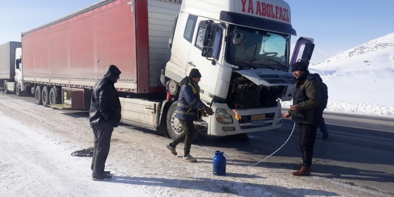Eksi 25 Derece Yakıt Depoları Donan Sürücüler Yolda Mahsur Kaldı