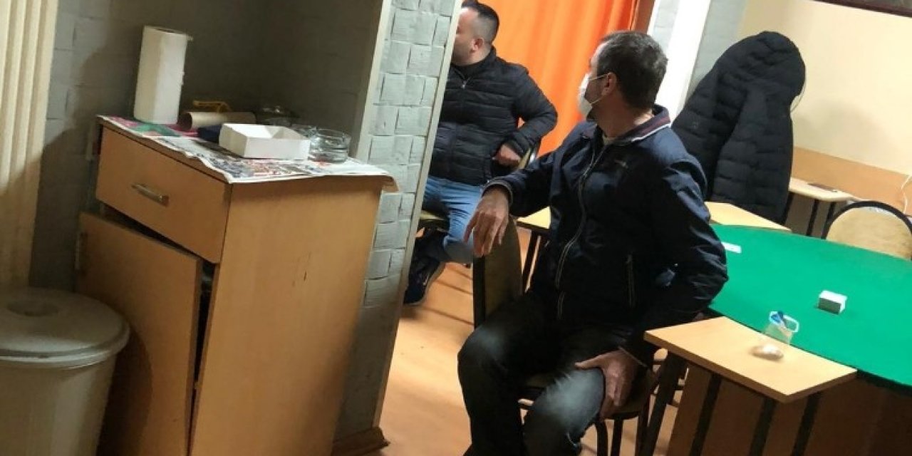 Pendik’te Kısıtlamaya Uymayıp Kıraathanede Kumar Oynadılar