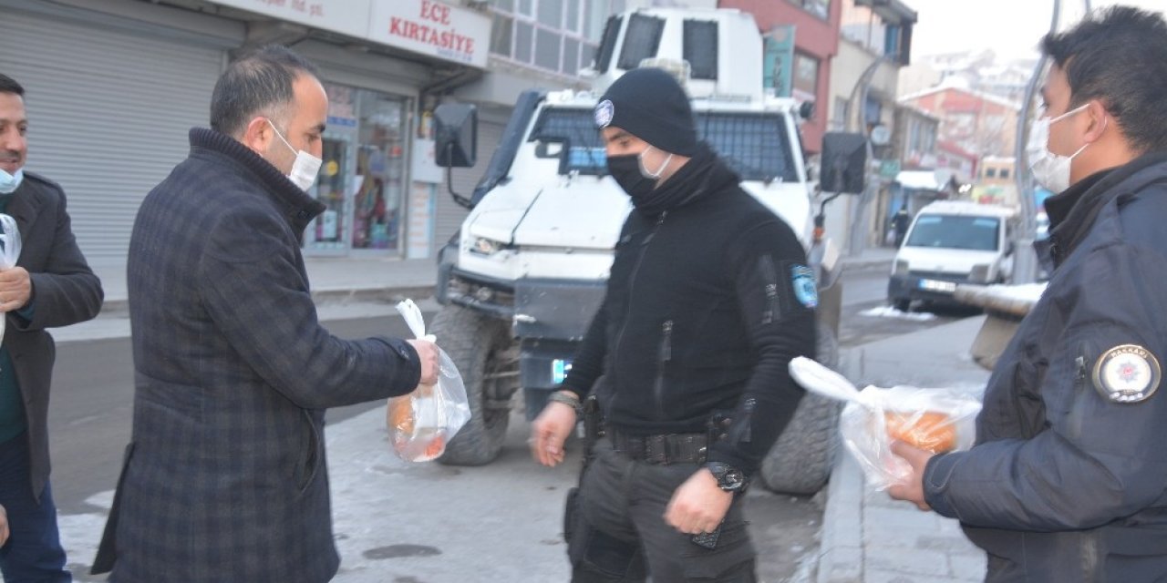 Kızılay’dan Polise Sıcak Çorba İkramı