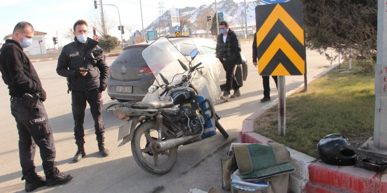 Otomobille Çarpışan Motosikletli Kurye Yaralandı