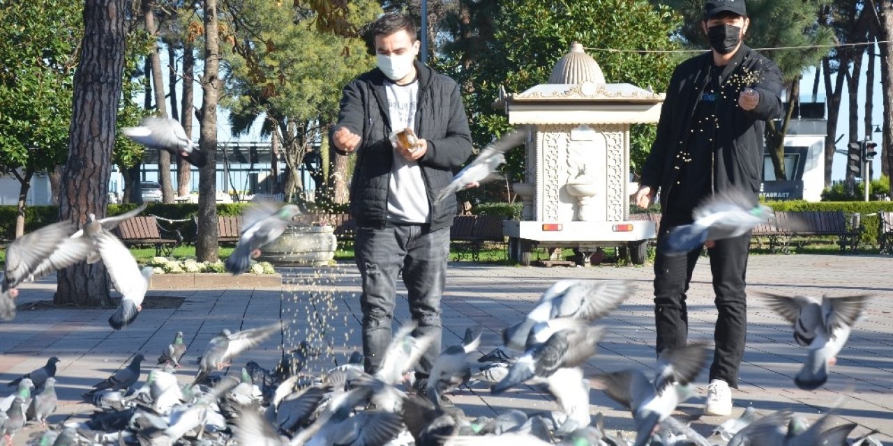 Önce İş Yerini Açtı, Sonra Soluğu Sokak Hayvanlarının Yanında Aldı