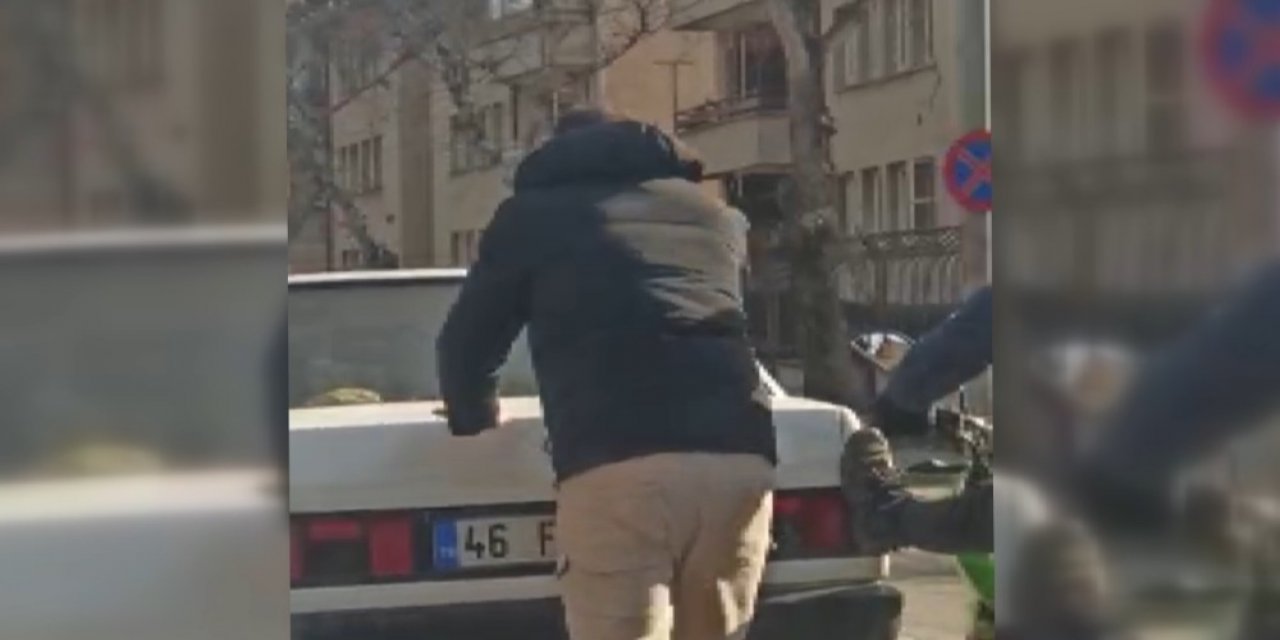 Motosiklet Sürücüsü Yolda Kalan Otomobile Böyle Ayak Verdi