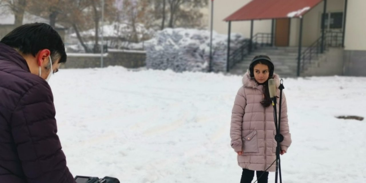 Öğretmen Ve Öğrenciler Bulanık İçin Çalıp Söyledi