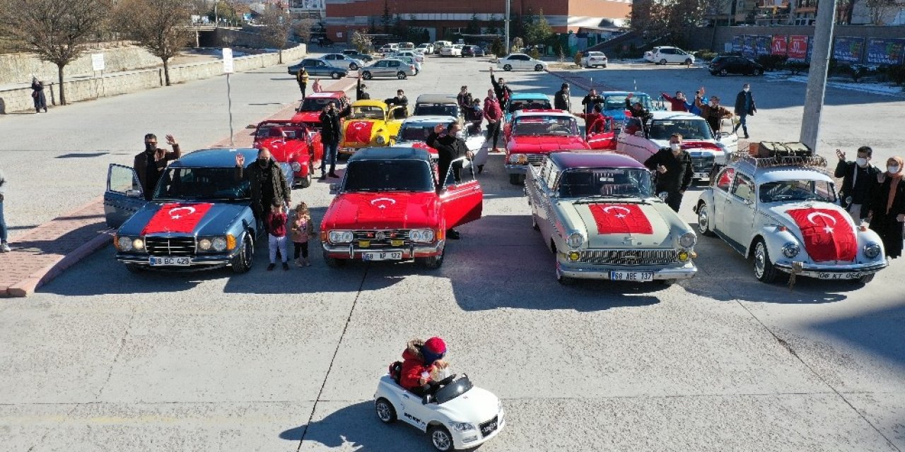Klasik Otomobiller Müzikli Kortejle Eğlendirdi