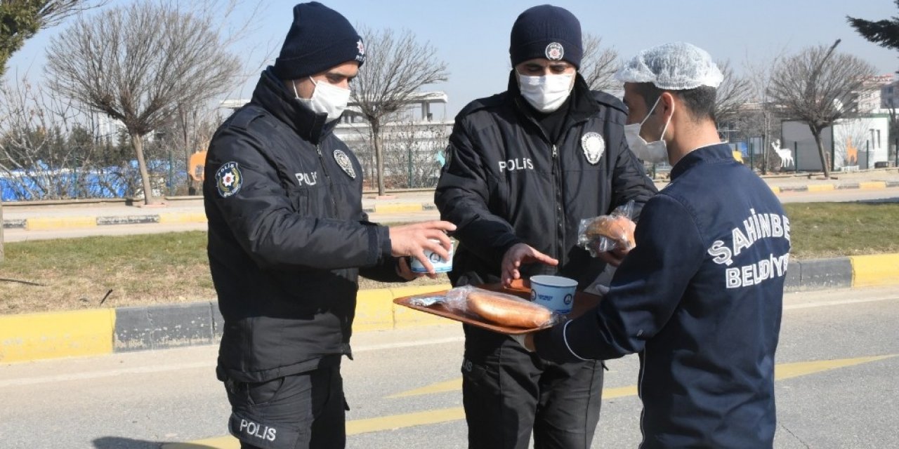 Kısıtlamada Görev Yapan Polislere Sıcak Çorba İkramı