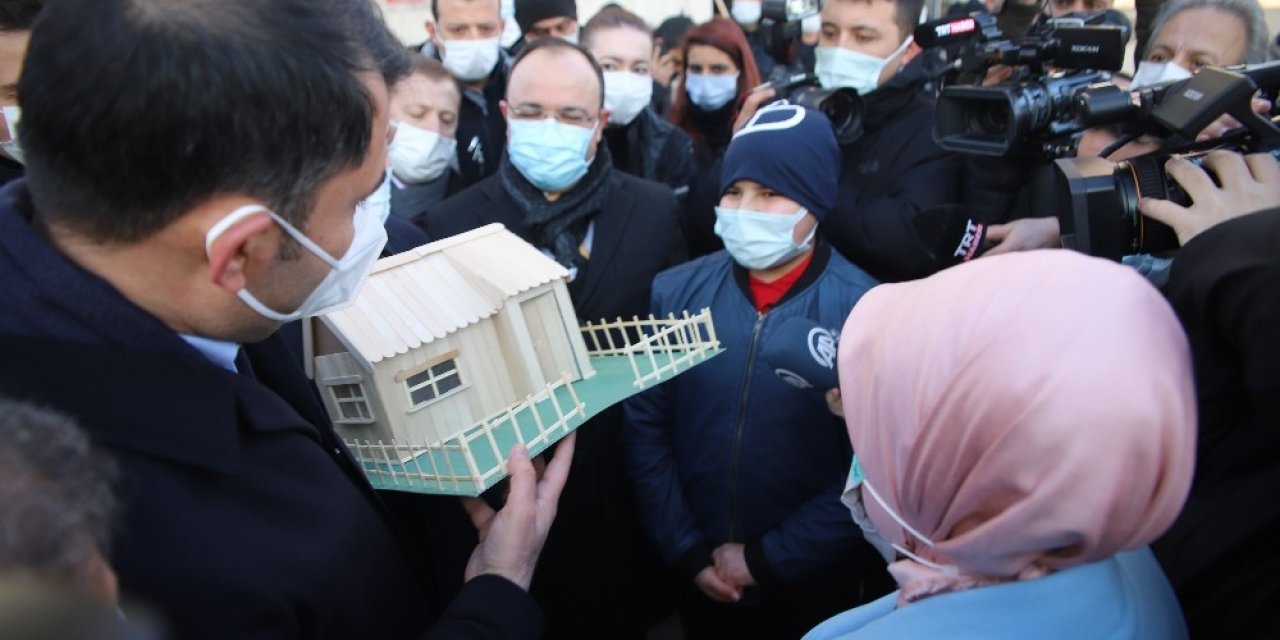 Bakan Kurum’a Yaptığı Maket Evi Hediye Etti