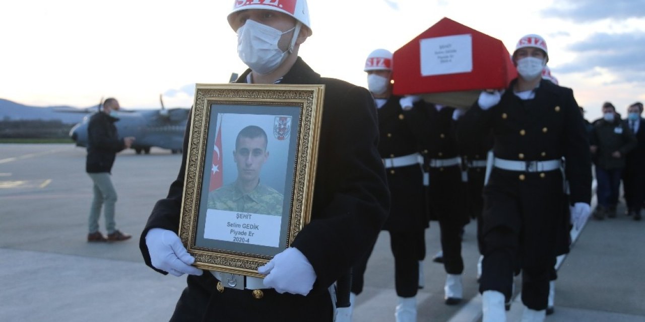 Şehit Piyade Er Selim Gedik’in Naaşı Askeri Uçakla Kocaeli’ye Getirildi