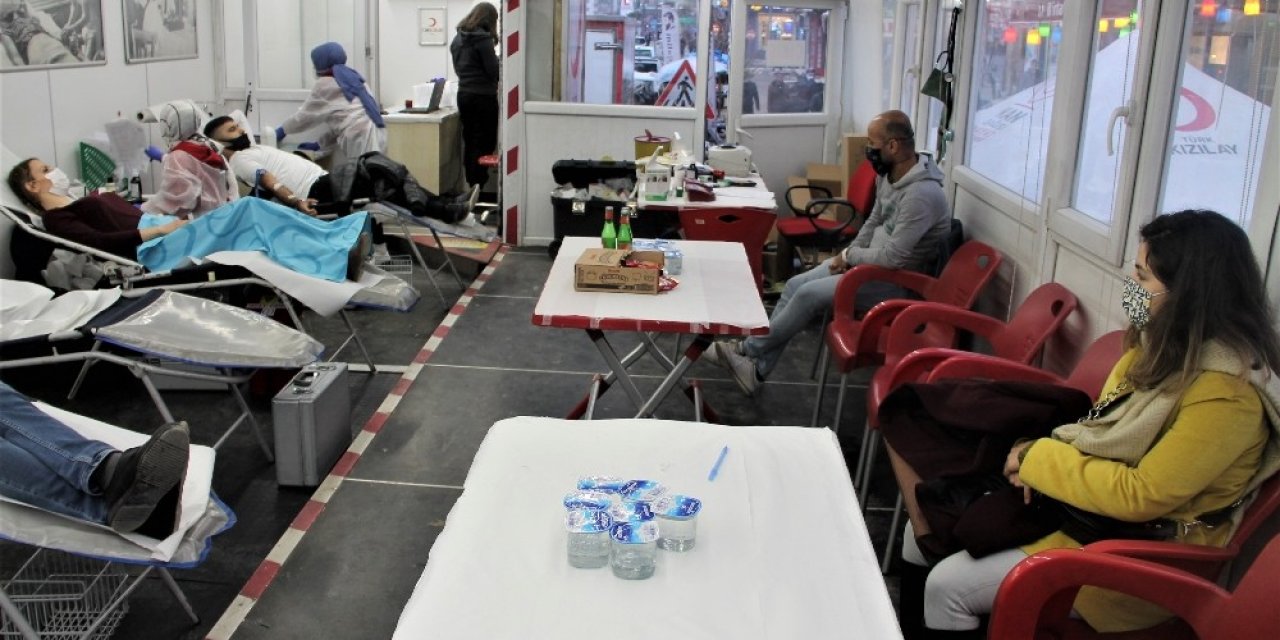 Silopi’de Kısıtlamadan Muaf Tutulan Bağışçılar, Kan Bağışında Bulundu